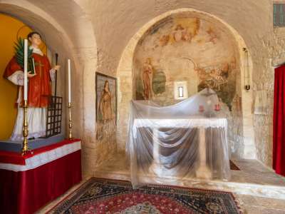 Notevoli anche gli affreschi dell�abside, tornati alla luce con i restauri eseguiti a cura dell�Archeoclub a fine anni 90. Facendo demolire il muro ottocentesco che nascondeva l�abside emersero affreschi di varie epoche 